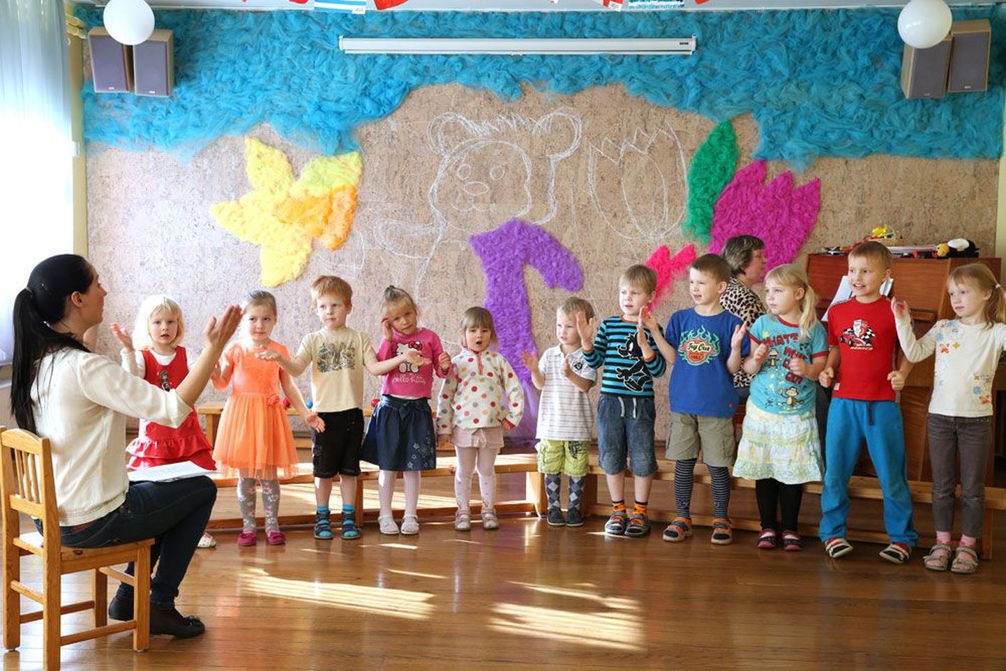 Suitsupääsupesa lasteaia väike koor õpib Taani printsessi tervituseks taani keeles laulma tuntud laulu «Bussirattad käivad ringi-ringi». Klaveril muusikaõpetaja Anu Kuuse, lastega koos laulab kasvataja Marilyn Palla.