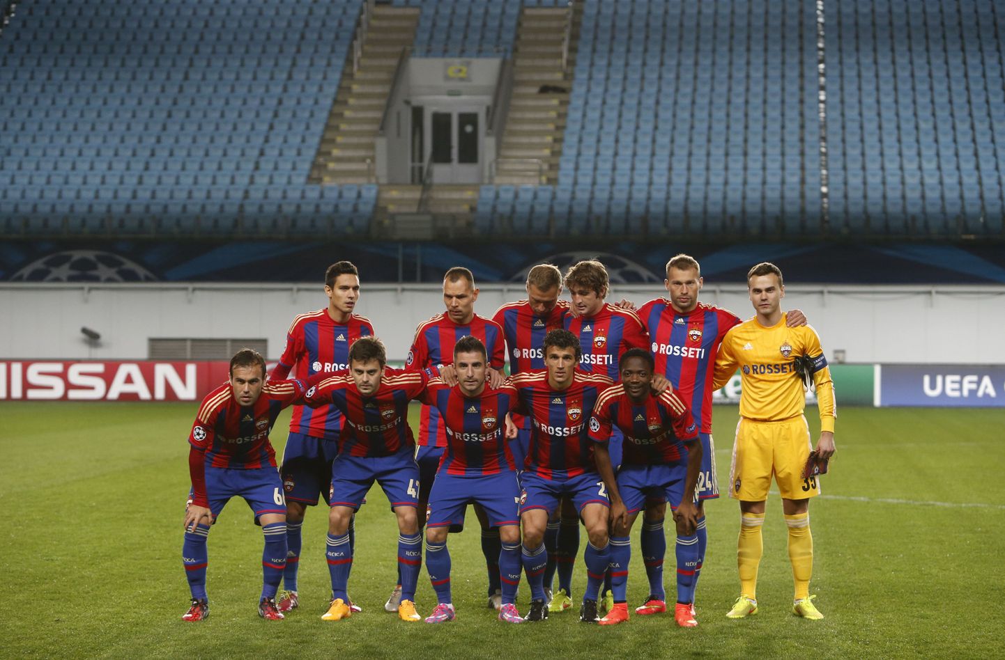 Матч в Химках проходил, согласно решению УЕФА, без зрителей из-за поведения болельщиков красно-синих на матче группового этапа турнира сезона-2013/14 с чешской "Викторией Пльзень".