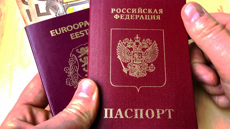 Паспорта Эстонии и России.