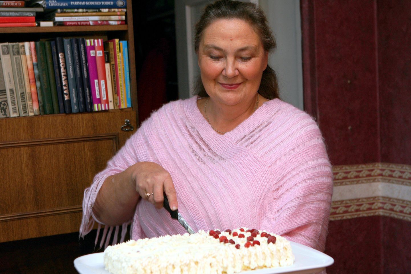 Valge šokolaadi torti kaunistades õpetas Ivi Laurits, et sügavkülmutatud
marjadel peaks laskma külmkapis aeglaselt sulada. «Minul ei ole külmutatud vaarikad kunagi tordi peal lödiks läinud,» sõnas ta.