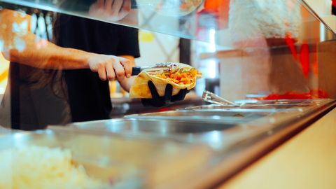 Par higiēnas prasību pārkāpumiem apturēta piecu sabiedrisko ēdinātāju darbība