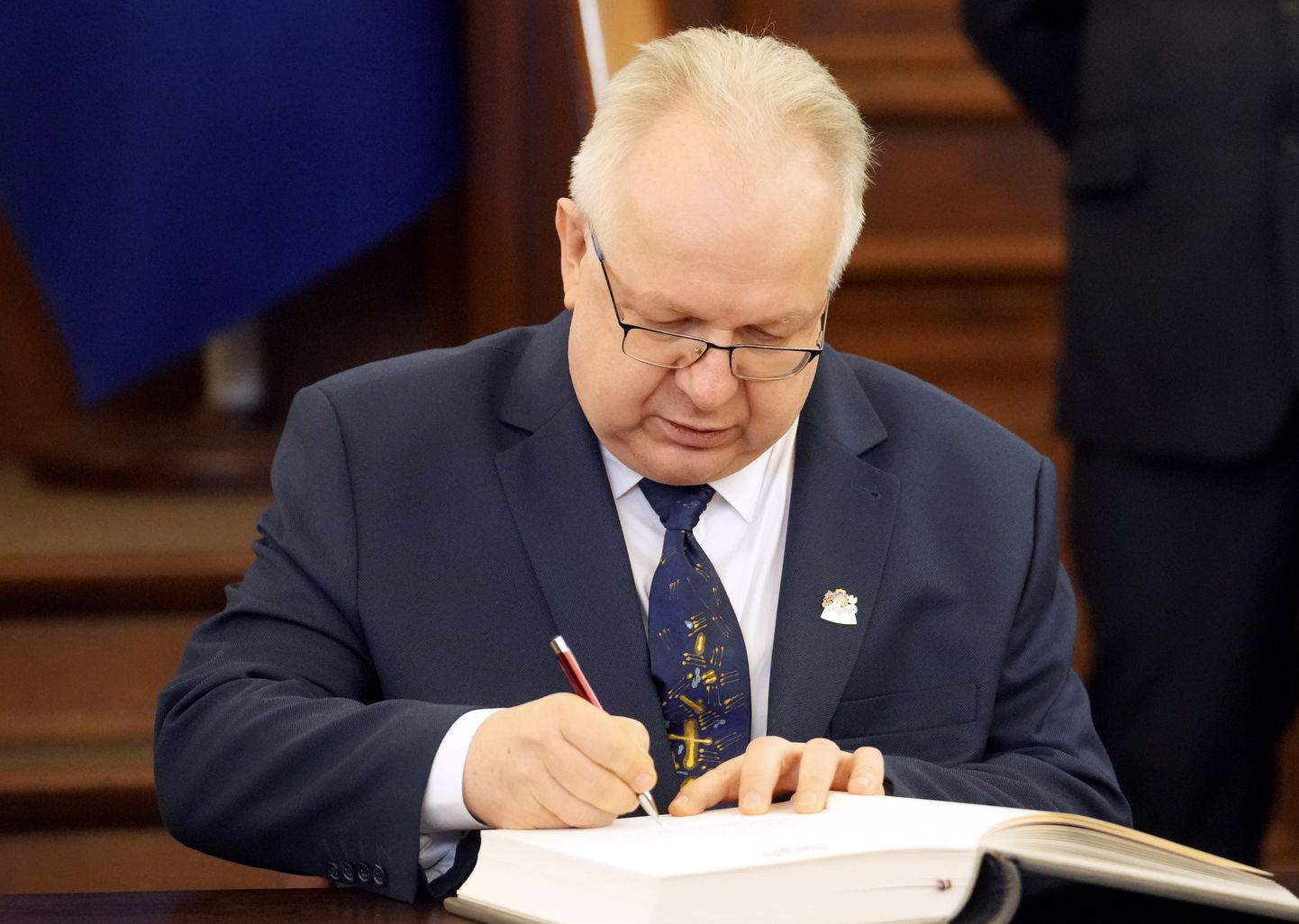 14. Saeimas deputāts Juris Jakovins zvērestu jeb svinīgo solījumu apliecina ar savu parakstu 14. Saeimas pirmās sēdes laikā.