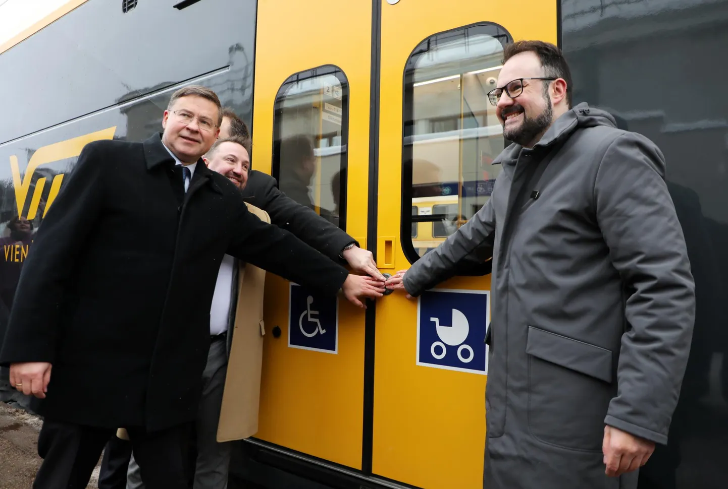 Škoda elektrirongi sisseõnnistamine mullu detsembris, pildil Euroopa Komisjoni asepresident Valdis Dombrovskis ja Läti transpordiminister Kaspars Briškens.