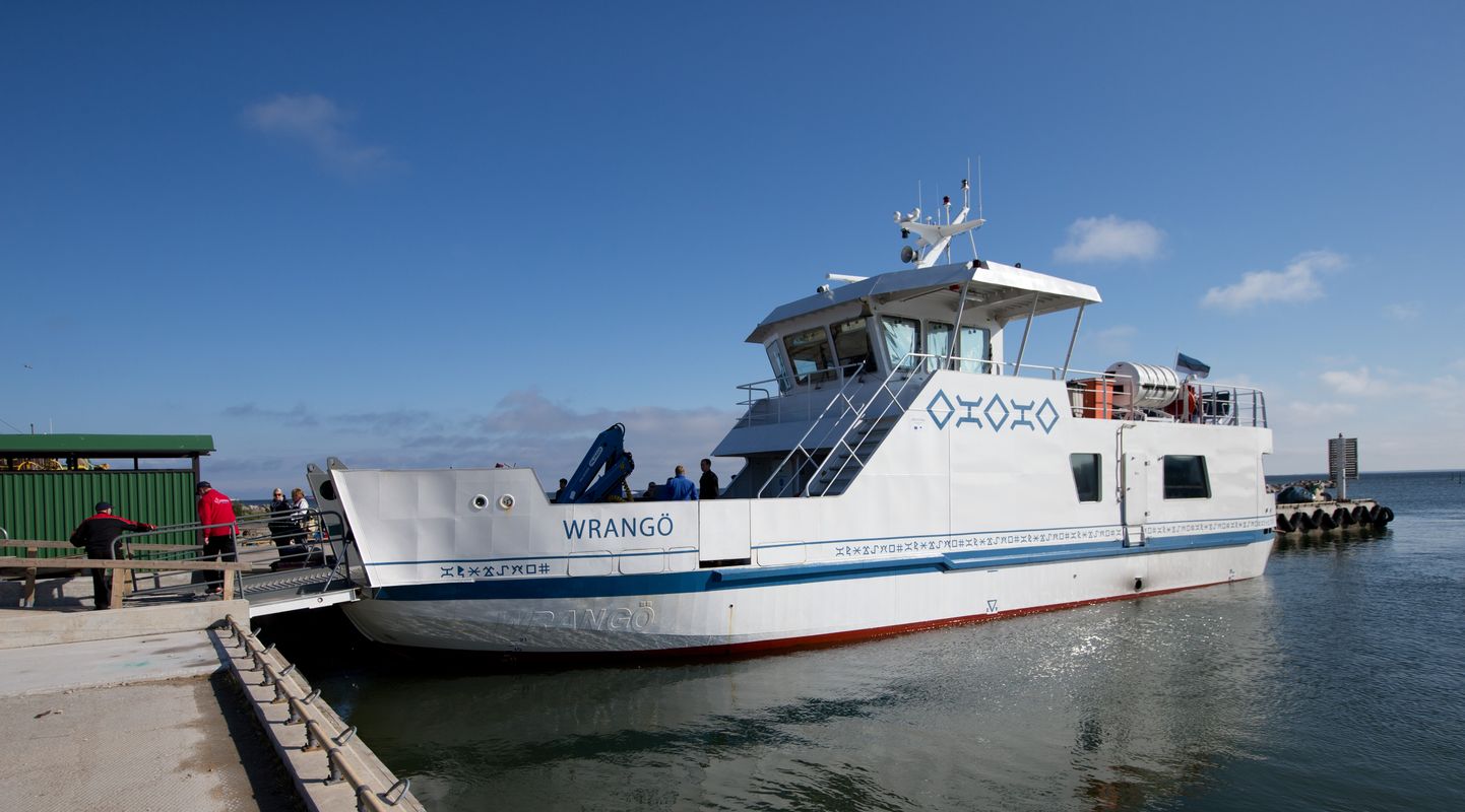Parvlael Wrangö, mis sõidab mandrilt Prangli saarele. Pilt on illustreeriv.