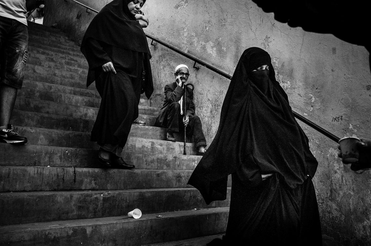Vana mees istub Bab el-Ouedis Alžeerias trepil, 31. mail 2014. Hijabid on Bab el-Oedis viimase 20 aastaga populaarsemaks muutunud.