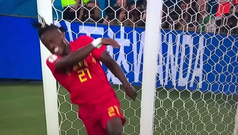 Michy Batshuayi sai postist põrganud palli tõttu tugeva löögi vastu pead