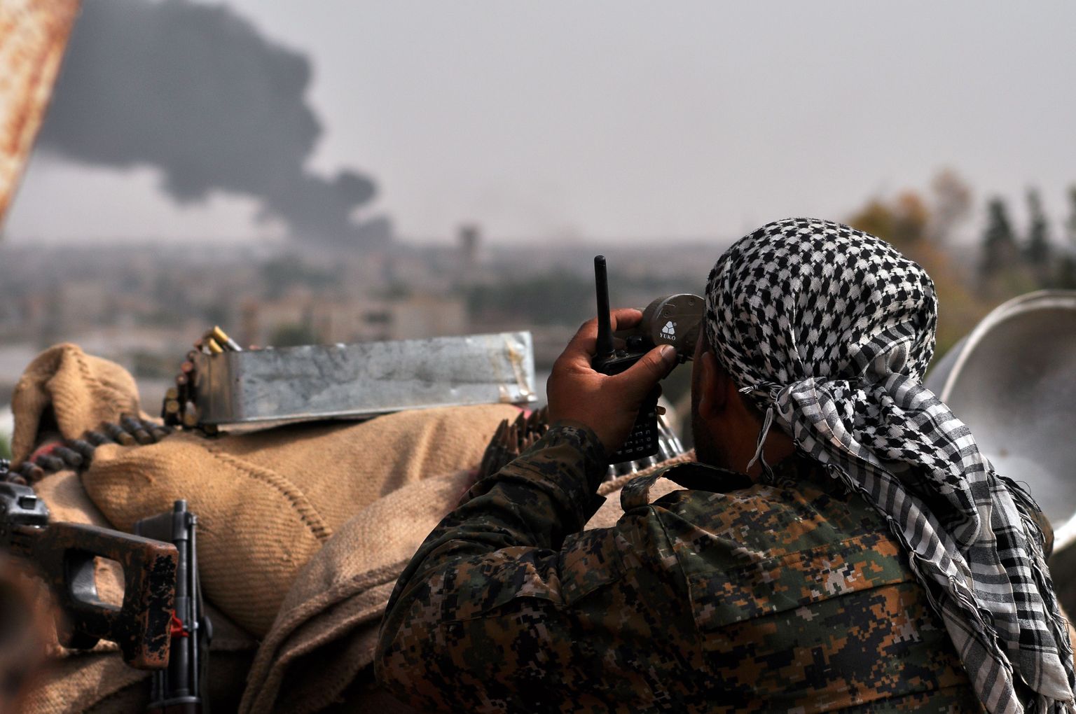 Kurdi omakaitseväe YPG sõdur patrullimas