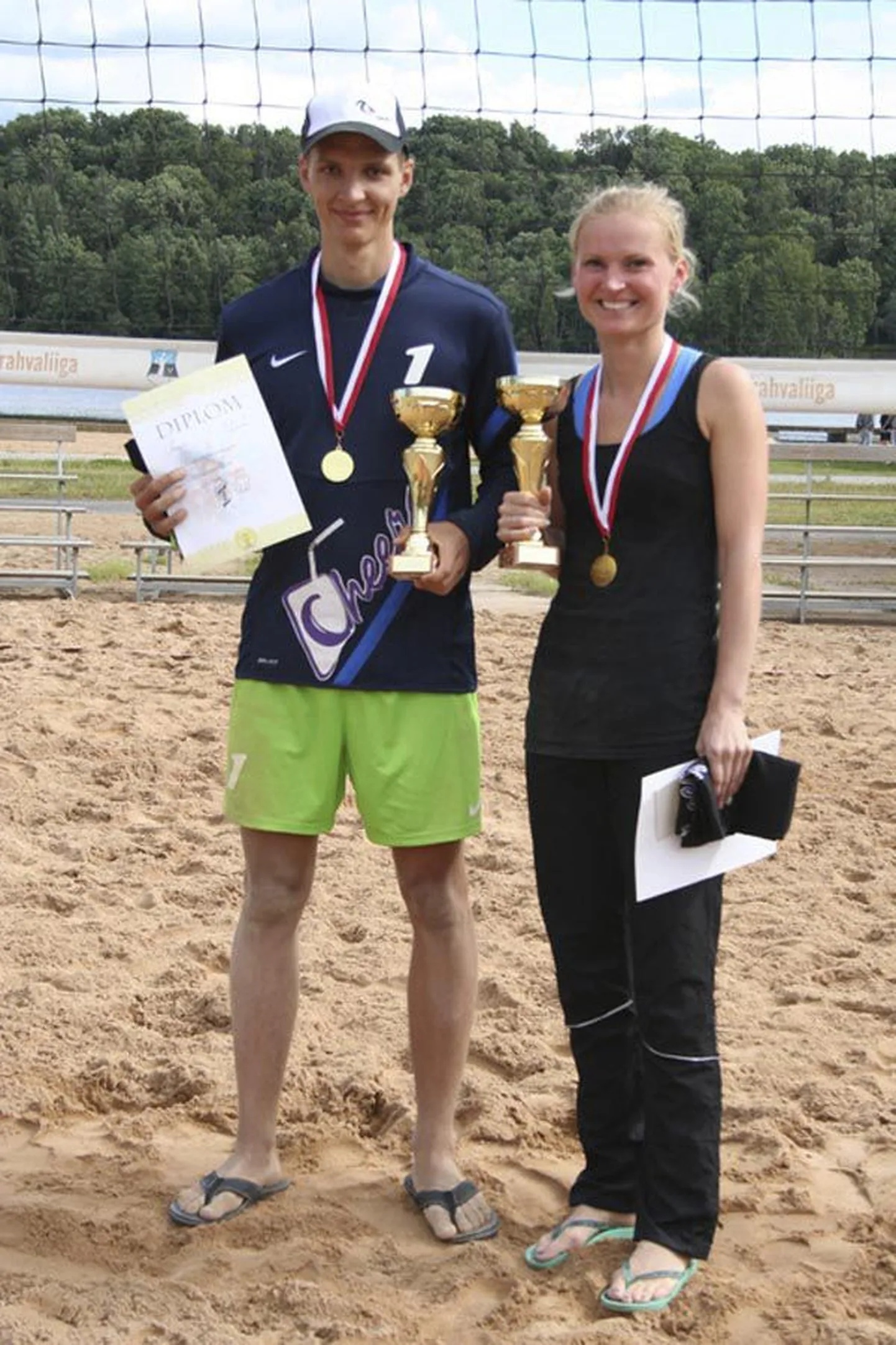 Laupäeval Viljandi järve ääres peetud volleturniiri «Cheers Viljandi rannakunn 2013» võitsid Rauno Tamme ja Marje Rosenblatt.