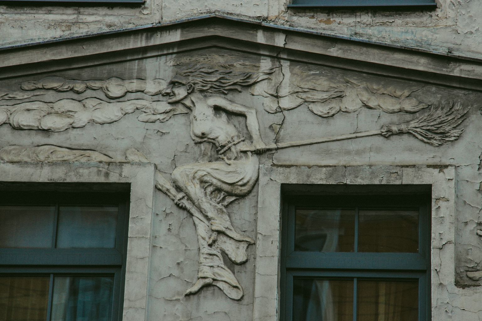 Ведьма на фасаде дома на улице Лачплеша