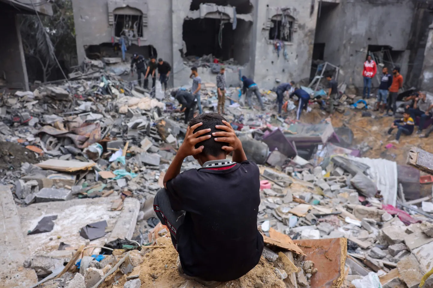 Laps vaatamas sõjapurustusi Gaza sektori lõunaosas asuvas Rafah linnas. Pilt on illustratiivne.