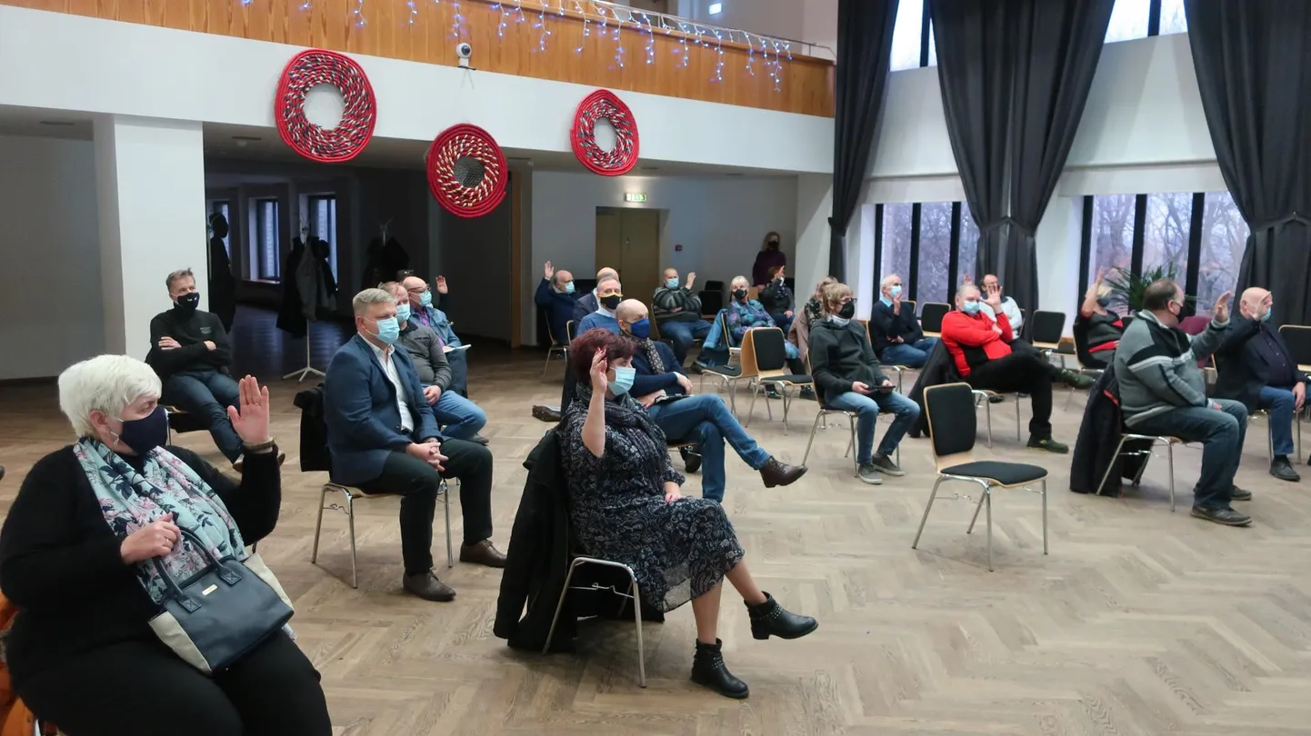 Umbusaldamise vastu ehk Lennart Liba jätkamise poolt oli 15 volikogu liiget. Just nemad tõstavad fotol kätt.