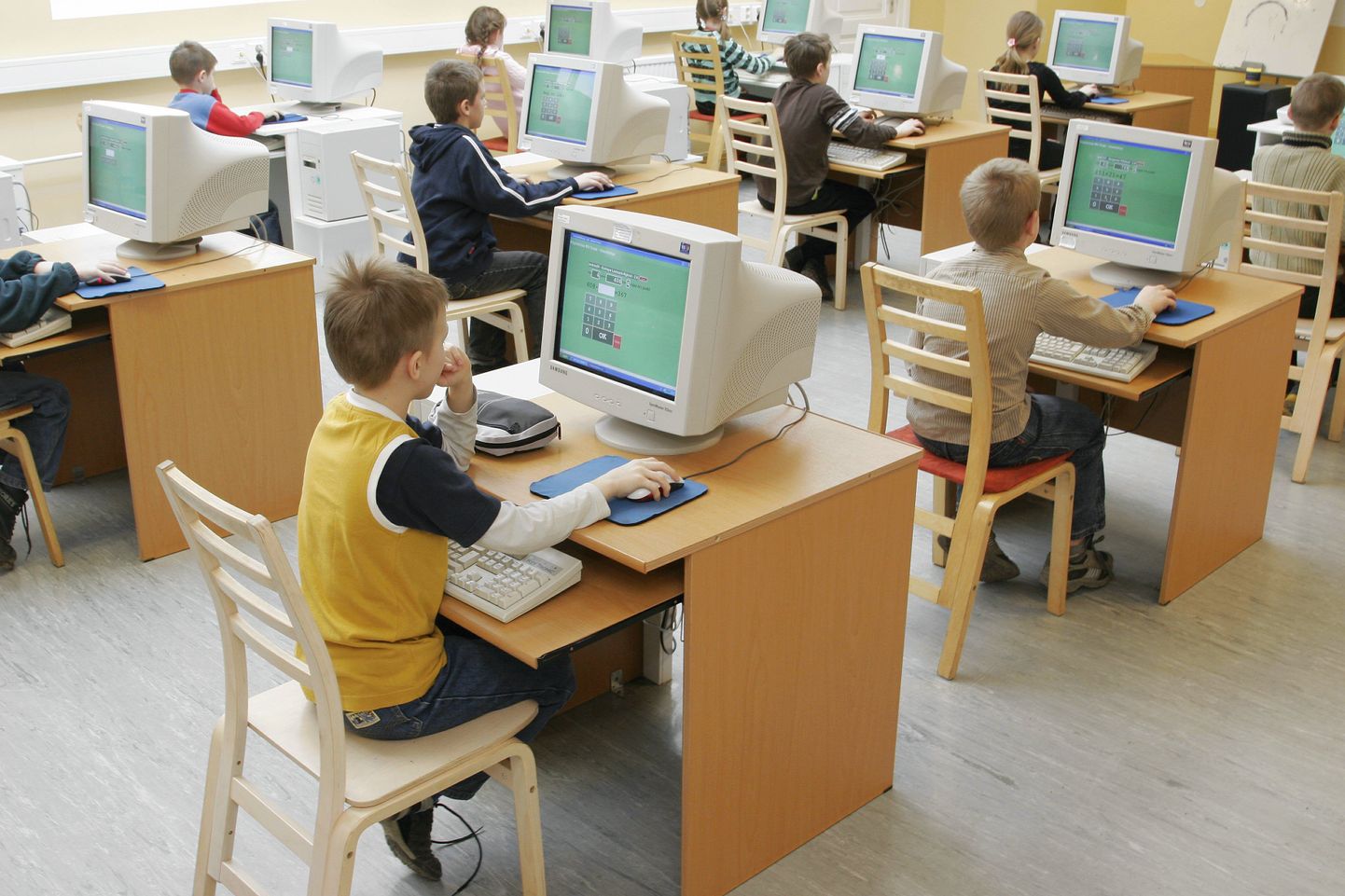 Noored arvutit kasutamas
