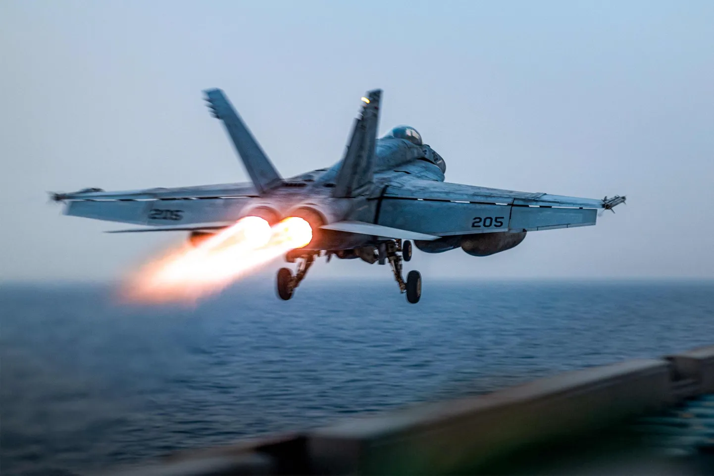 USA hävitaja F/A-18 Super Hornet startimas Nimitz-klassi lennukikandjalt USS Harry S. Truman. Foto on illustreeriv.