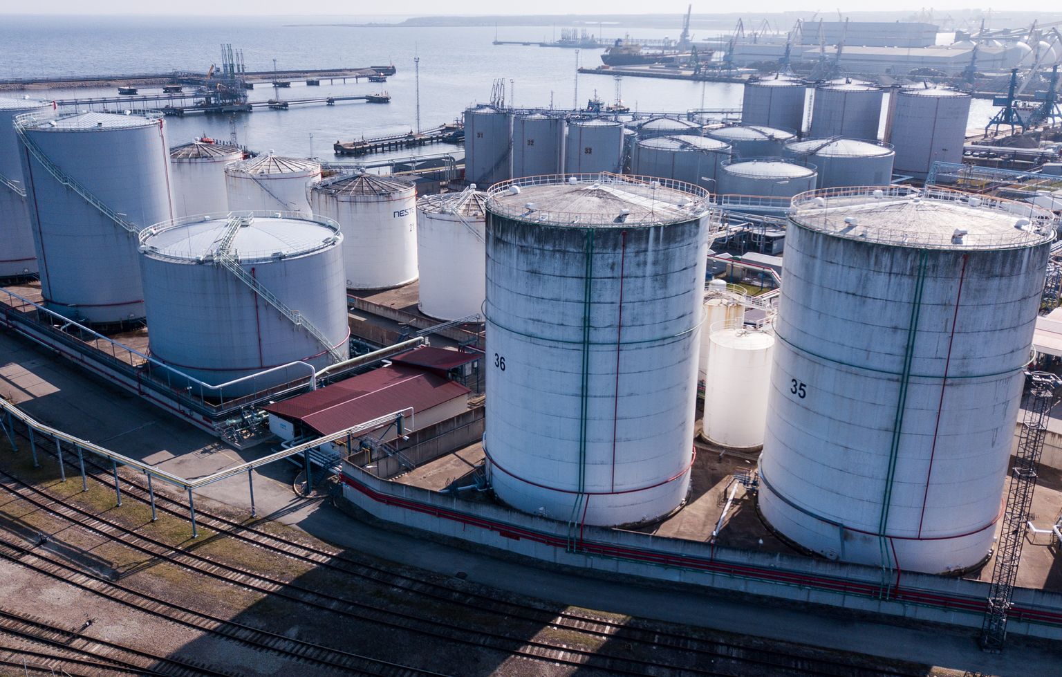Емкости для нефтепродуктов в порту Мууга.