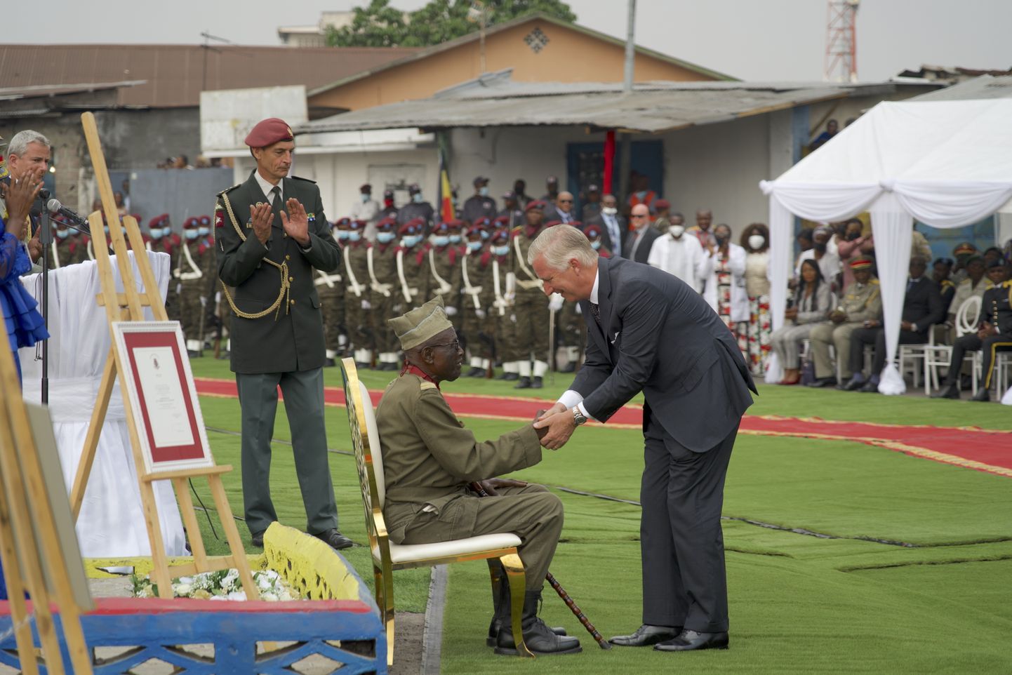 Belgia kuningas Philippe tervitab veterani