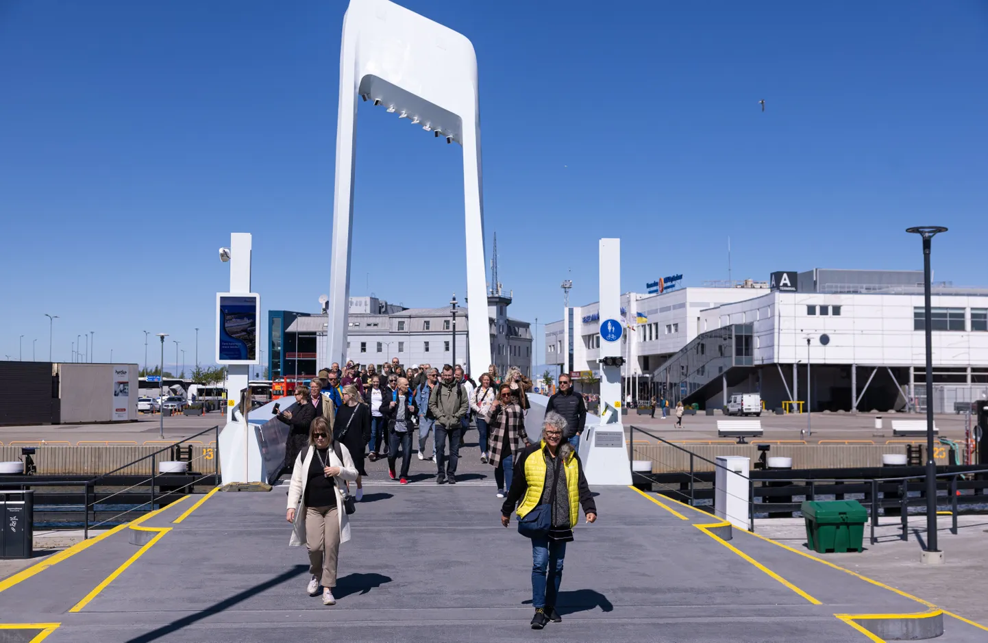 Laevaga Tallinnasse saabunud turistid sadamas Admirali jalakäiate silla juures.