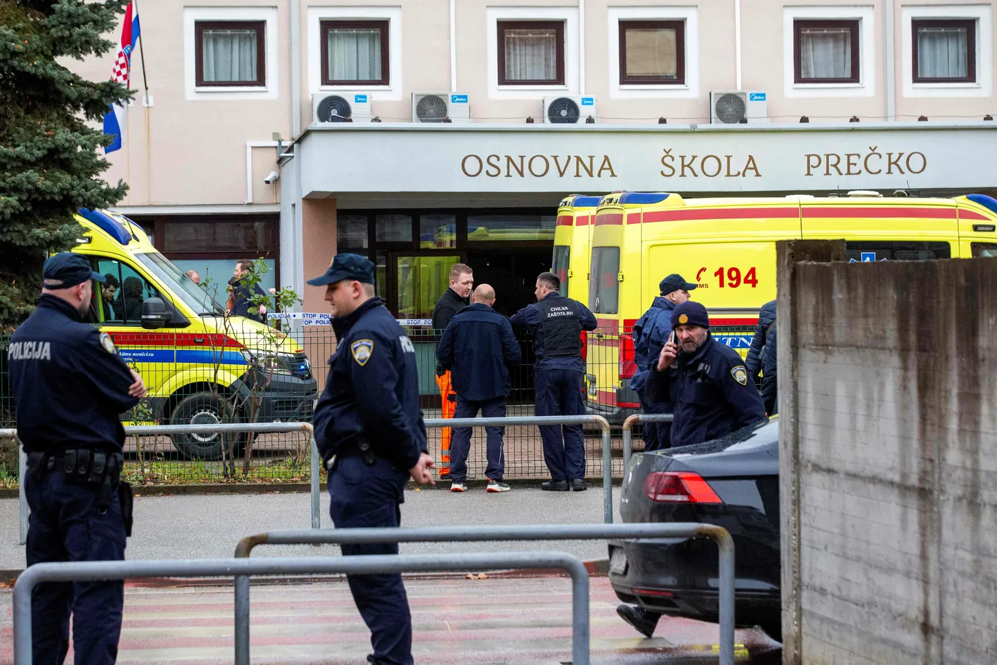 Politseinikud ja kiirabi sündmuskohal.