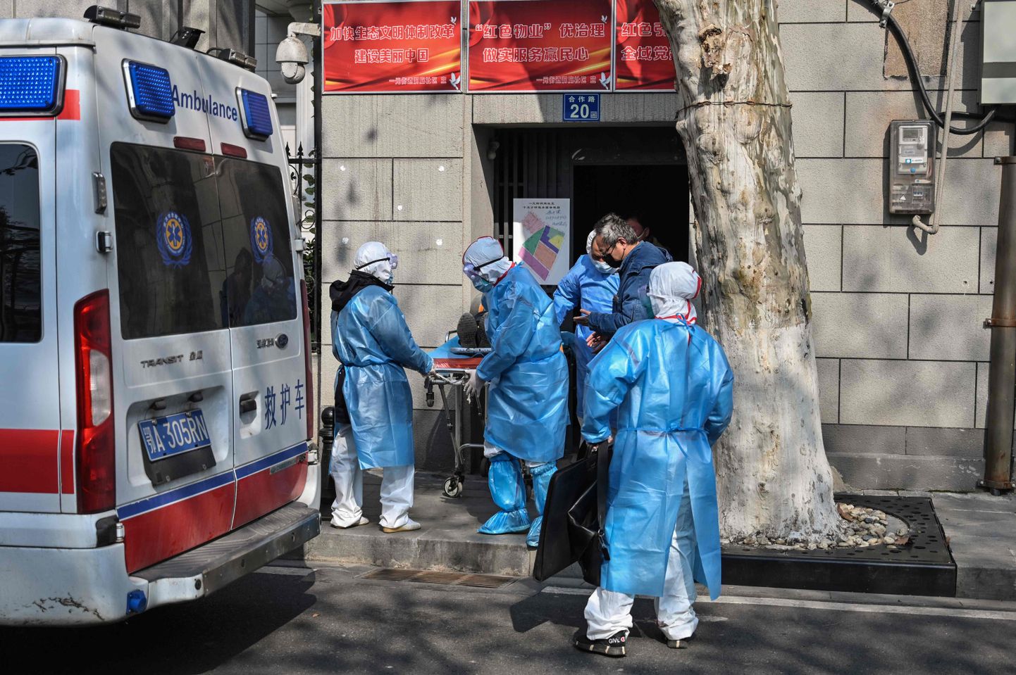 Kaitserõivastes kiirabiarstid viimas Hiinas Hubei provintsis Wuhani koroonaviiruse kahtlusega inimest kiirabiautosse ja haiglasse