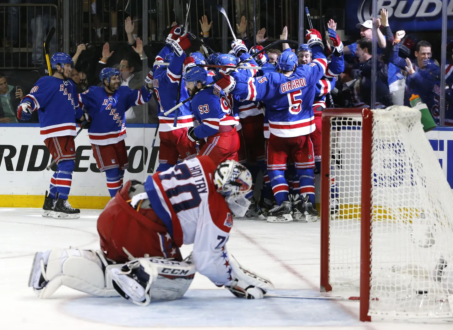 Derek Stepan (nr 21) on äsja saatnud otsustava litri Washington Capitalsi väravavahi Braden Holtby selja taha ja viinud New York Rangersi konverentsi finaali.