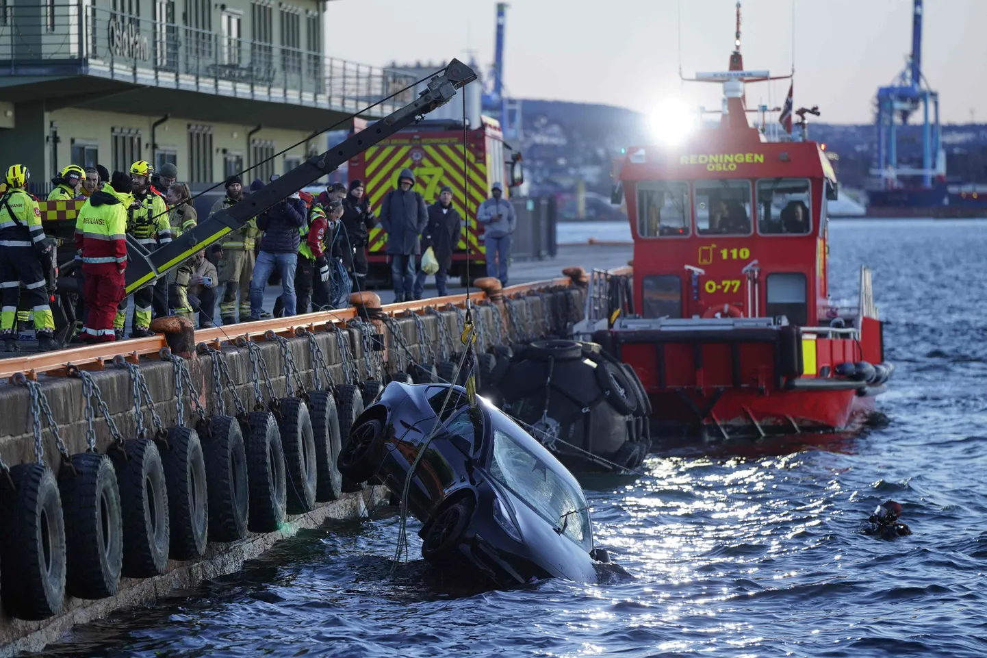 Norras päästeti 1. veebruaril 2024 jäisest Oslo fjordist kaks inimest, kes kukkusid sinna Teslaga. Päästjad tõstsid alguses auto pinnale, kuid lasid siis tagasi, kuna see suitses. Paari päeva pärast tuuakse välja