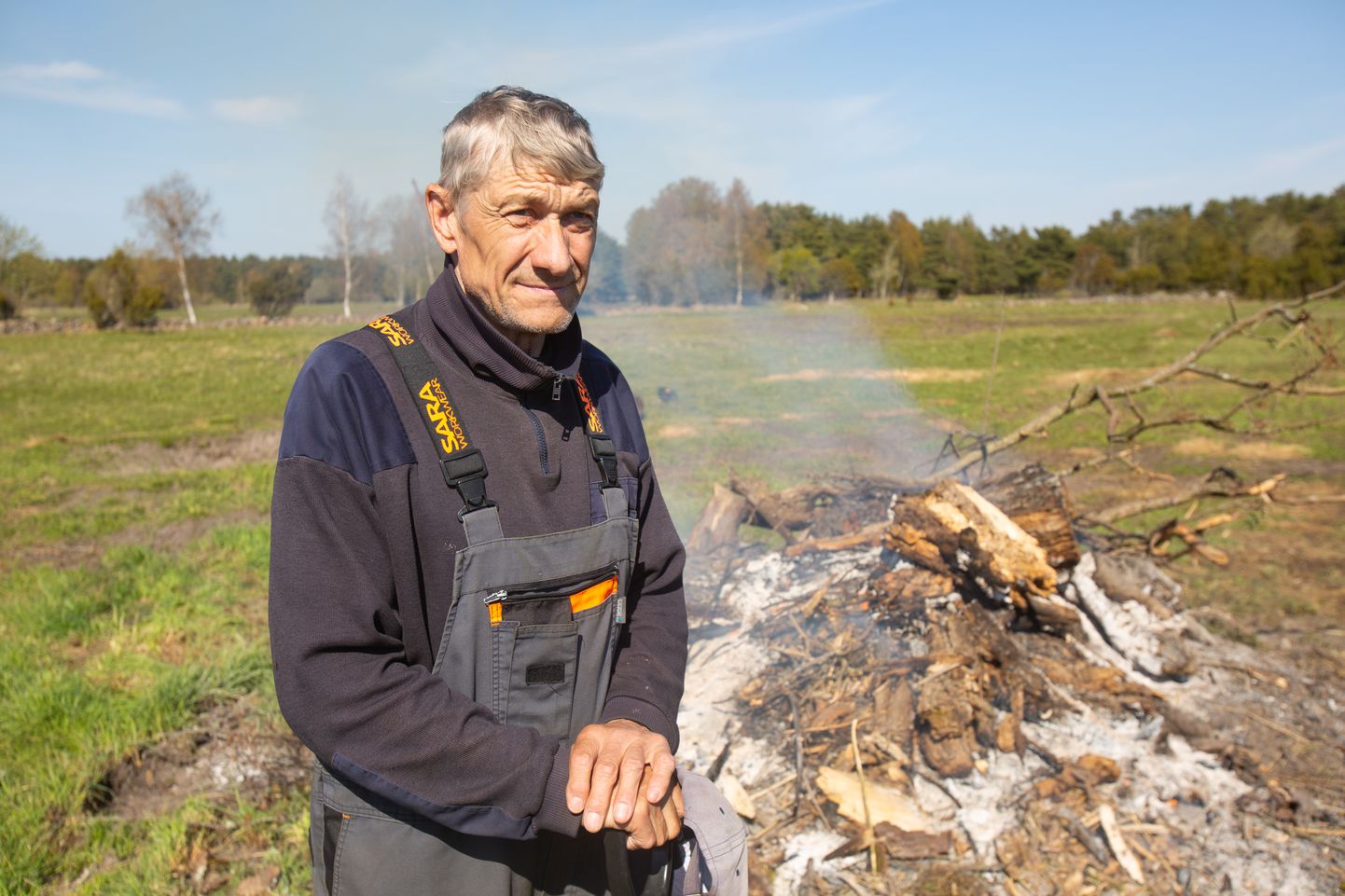 VALVAKE LÕKET: Endine pritsumees ja loomapidaja Kalev Mai põletab karjamaadelt kokkukogutud puitmaterjali.