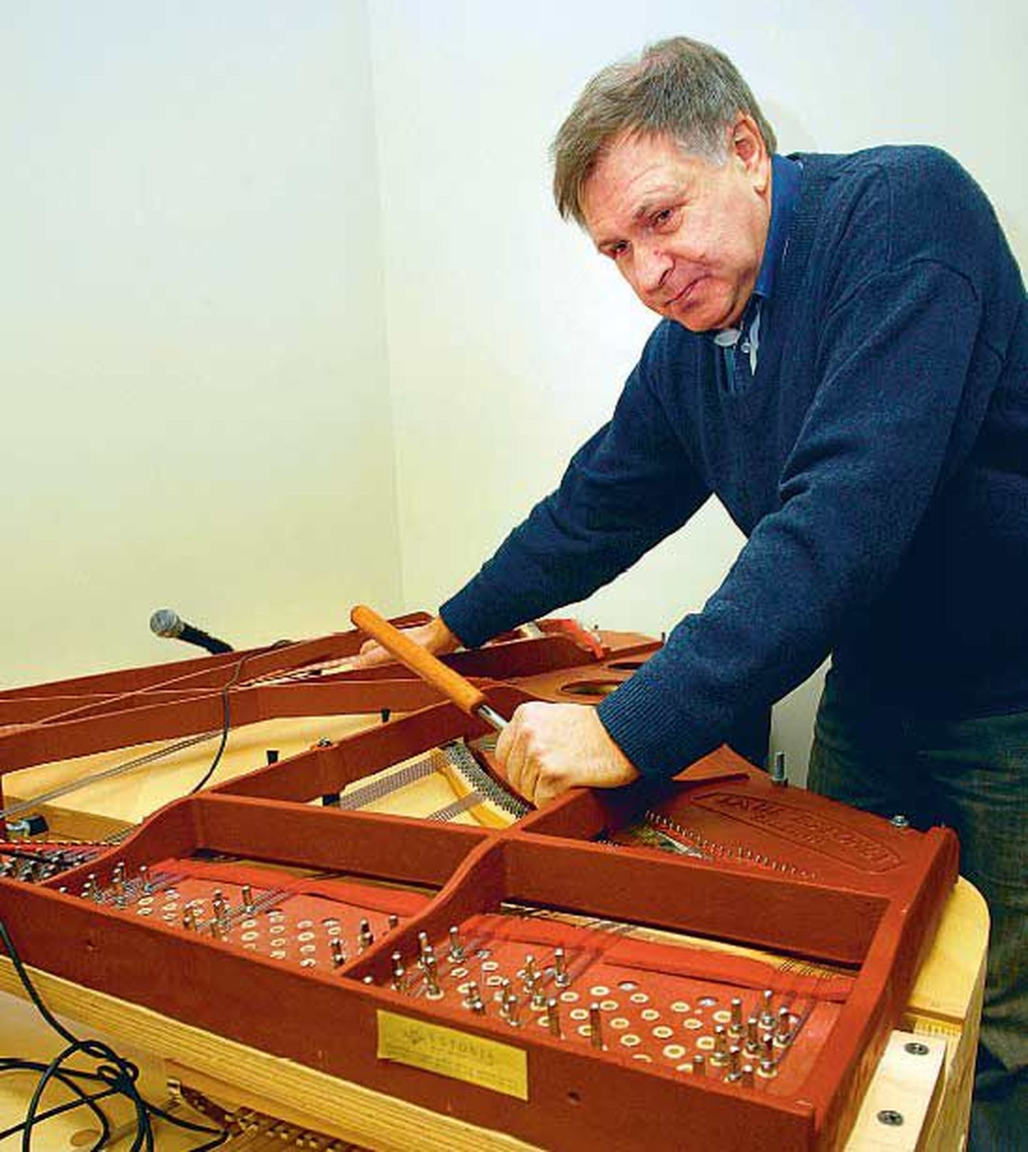 Teadur Anatoli Stulov uurib heli tekkimist tiibklaveris.