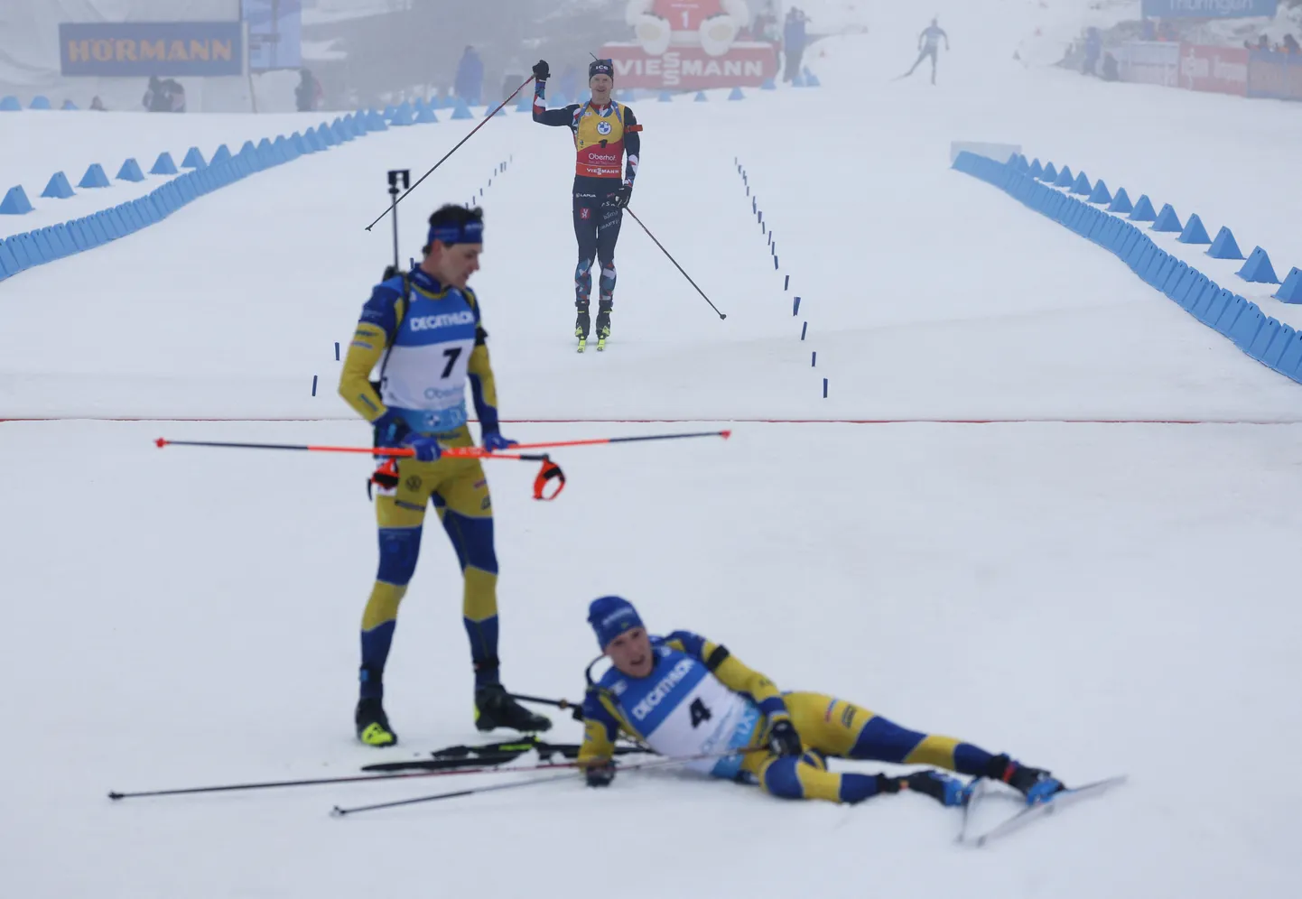 Esiplaanil kaks esimest kohta noppinud rootslased Sebastian Samuelsson (nr 4) ja Martin Ponsiluoma, taustal pronksiga piirdunud norrakas Johannes Thingnes Bö.