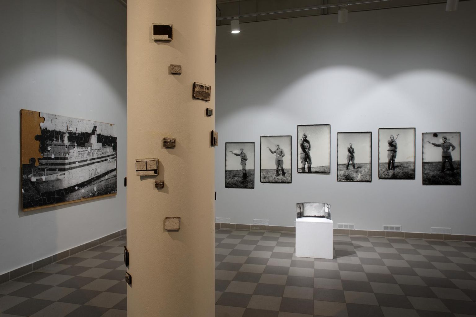 Pallase galerii tagumises otsas on pildile jäänud Peeter Linnapi installatsioonid «Suvi 1955» (1993, paremal) ja «Maastik. tiff» (1997, postil) ning «Eesti lühikese emblemaatilise ajaloo» viies osa (1996).