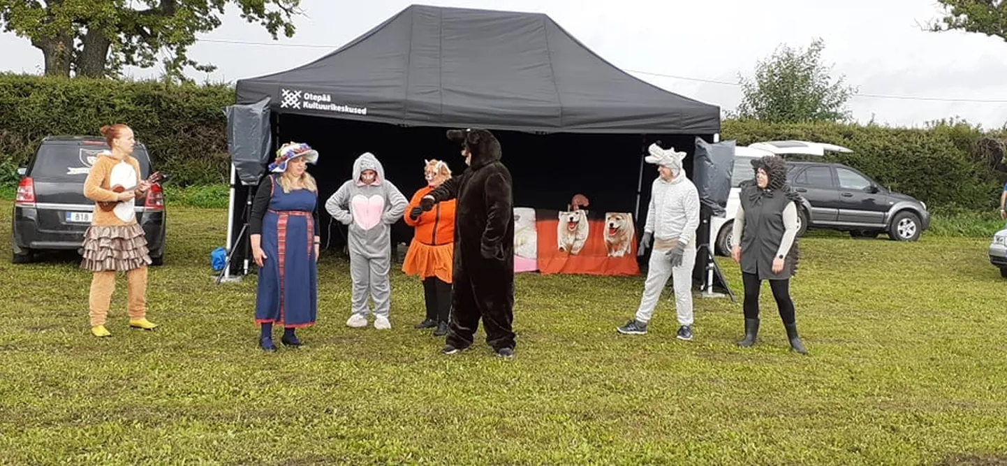 Sangaste Tammepargis toimus Nipernaadi laat. Parajasti esineb näitetrupp Rukki Narrid.