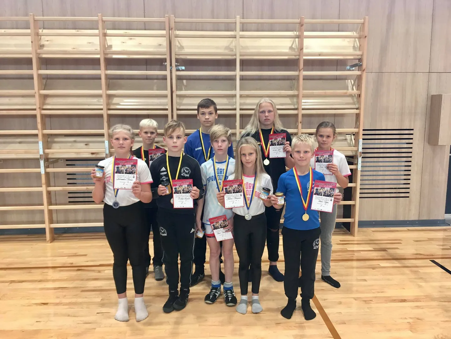 Võru spordikooli ja maadlusklubi Lapiti edukad noorsportlased. Esireas Alekasandra Tikman, Tristan Leppik, Henri ja Helena Pihlapuu ja Rain Tigas. Tagareas Kaspar Kört, Robert Nõmme, Carolin Lett ja Sara Väljan.
