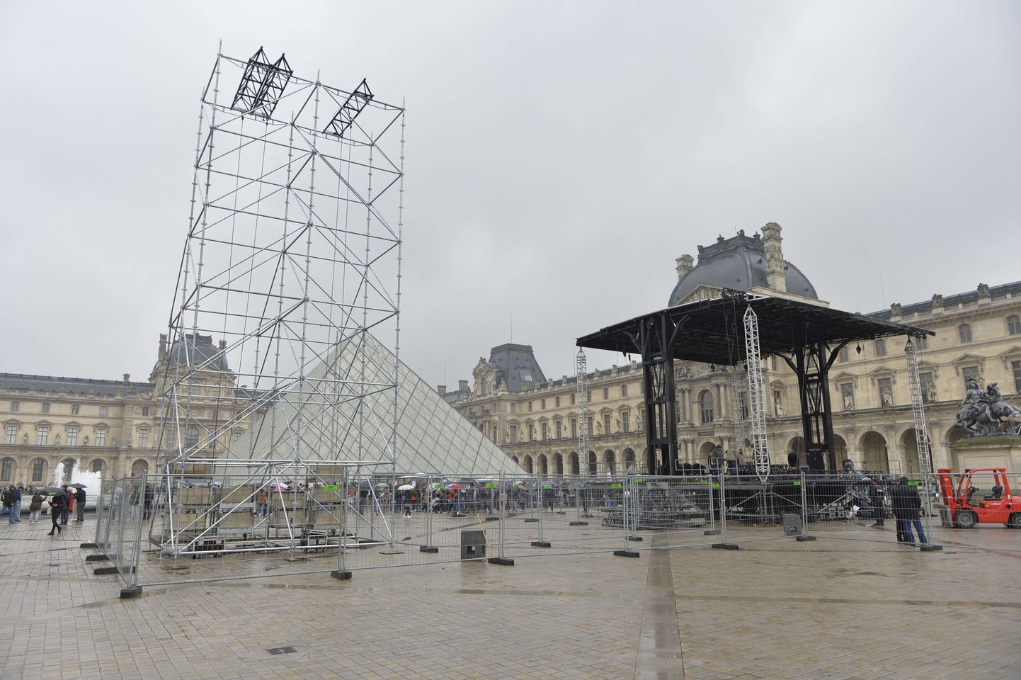 Tsentristist favoriit Emmanuel Macron on juba täna õhtuks Louvre`i ette peoplatsi broneerinud.