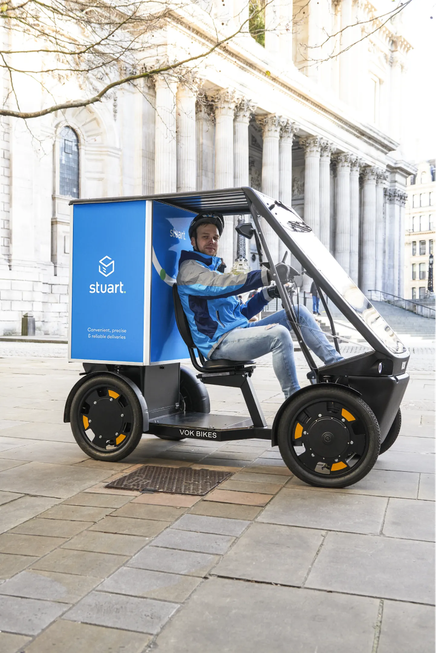 Stuart Delivery kuller Voki rattaga Londonis.