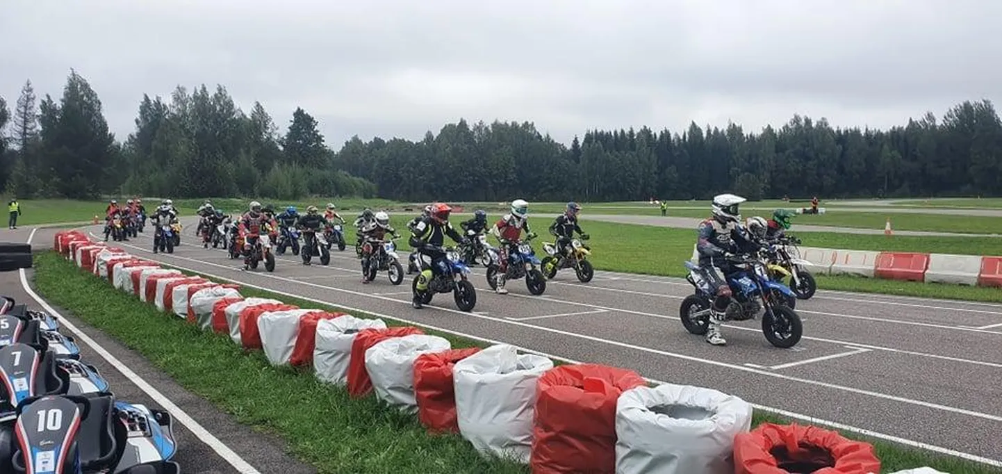 Pärnu Almaca klubi maratonil võistles kõigis klassides kokku 52 motosportlast.