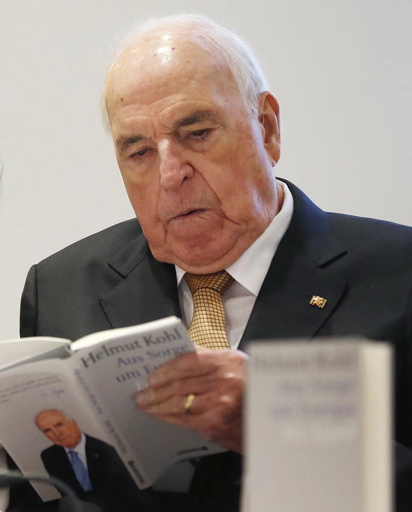 Helmut Kohl uuris eile Frankfurdis homme ilmuvat raamatut.
