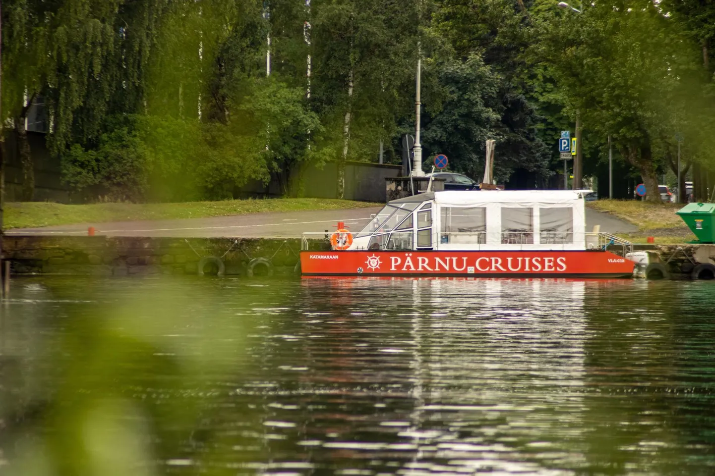 Päästjad asuvad harjutuse käigus kustutama reisi ajal süttinud jõelaeva.