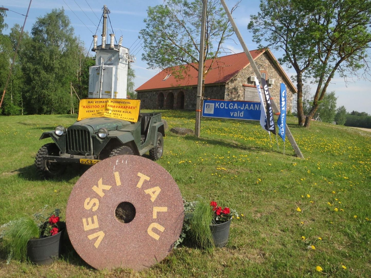 Pildil on 1892. aastal valminud ait,1953. aasta Gaz 67, kuuekümnendatel tehtud trahvopunkt ja Kolga-Jaani vallasilt.