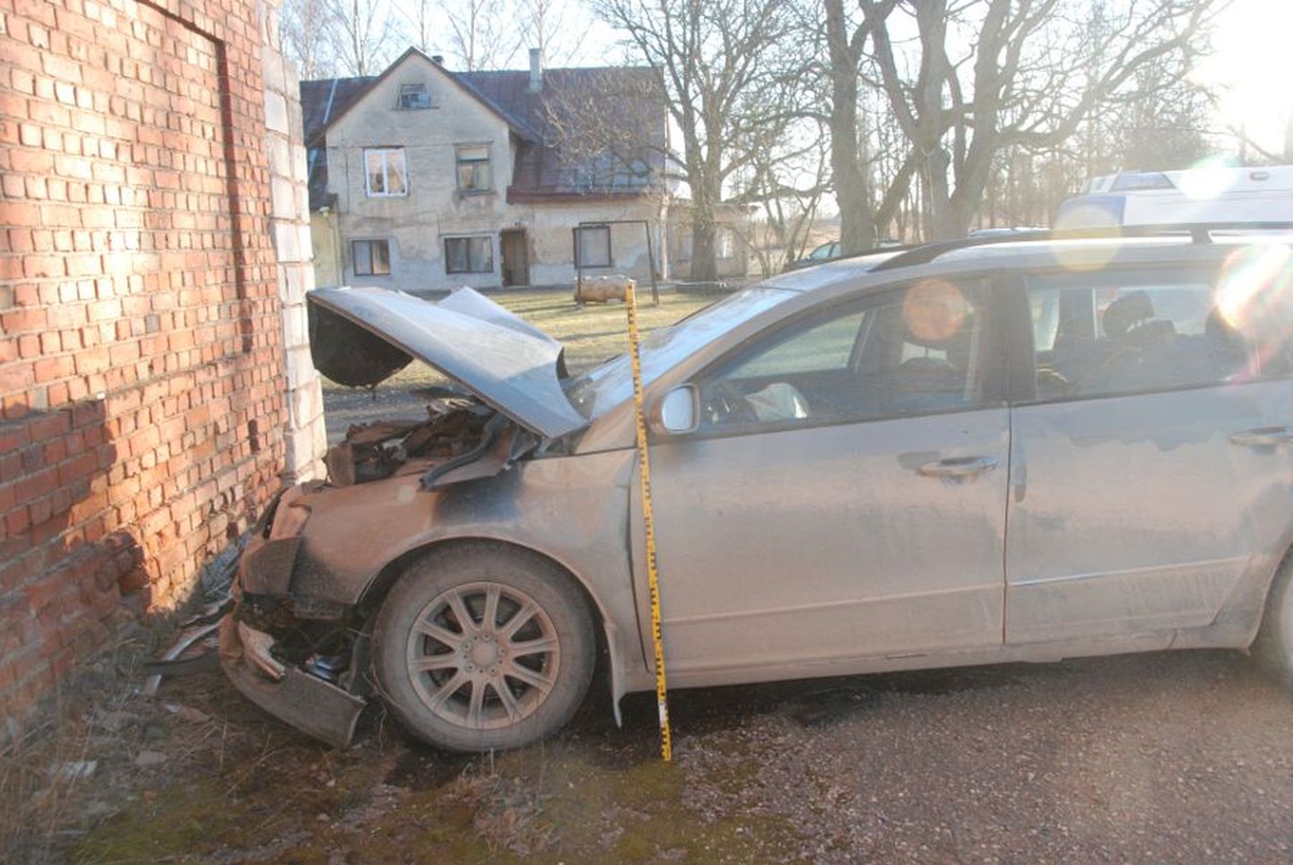Tartumaal Õssu külas purunes vastu majaseina sõitnud Volkswagen.