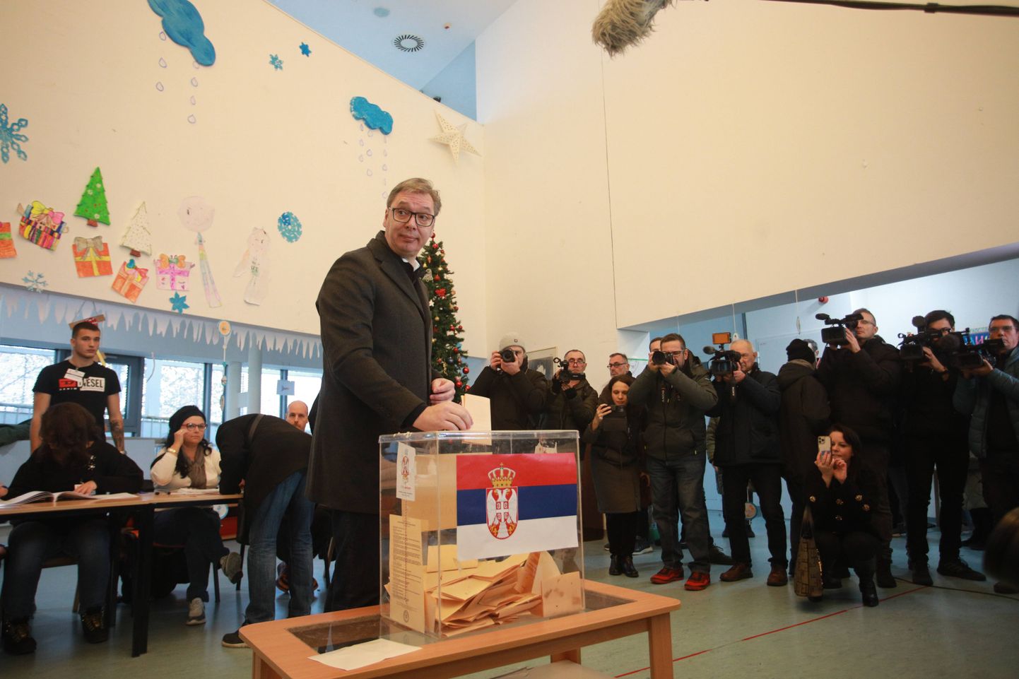Serbia president Aleksandar Vučić hääletamas erakorralistel parlamendi- ja kohalikel valimistel Belgradis.