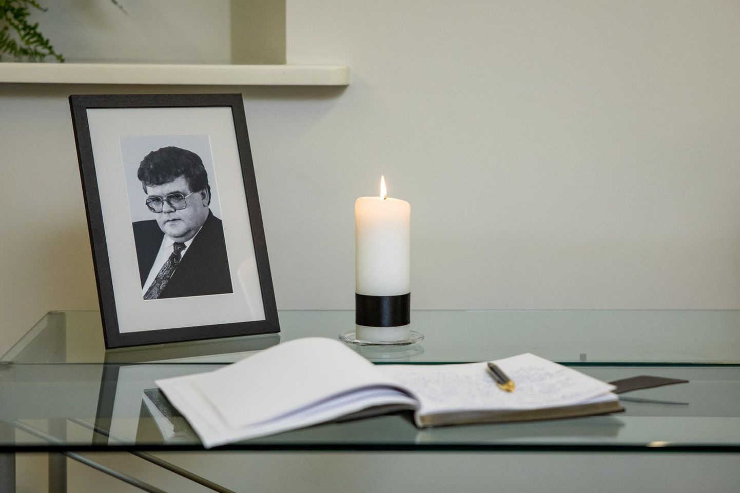 Edgar Savisaare mälestuseks avati eelmise nädala lõpus Tallinnas Stenbocki majas kaastundeavalduste raamat.