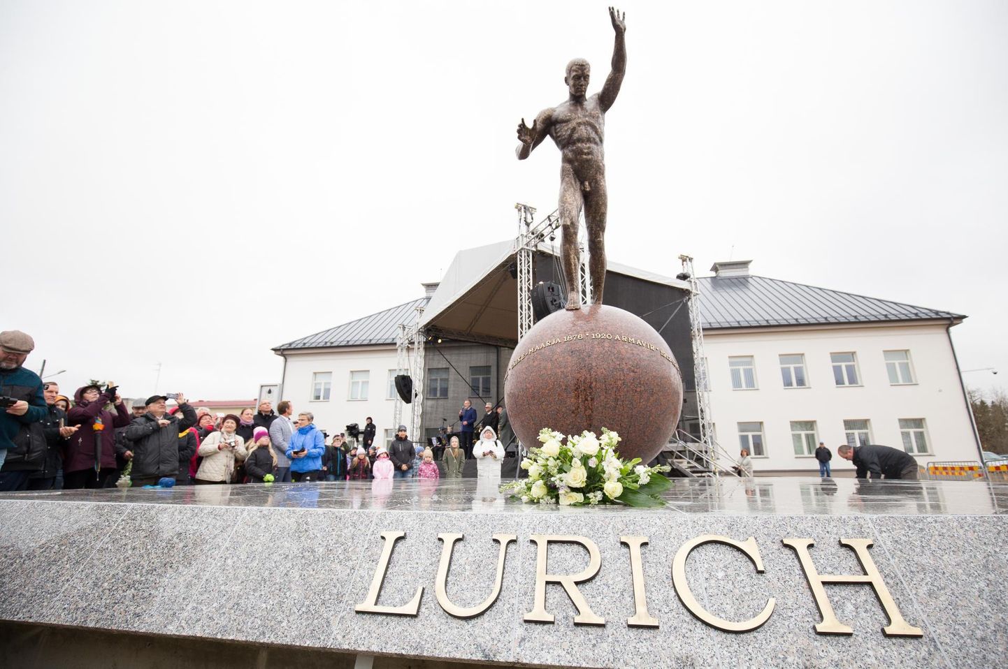 Väike-Maarja valla üks sümboleid on maadluslegend Georg Lurichi skulptuur aleviku keskväljakul.
