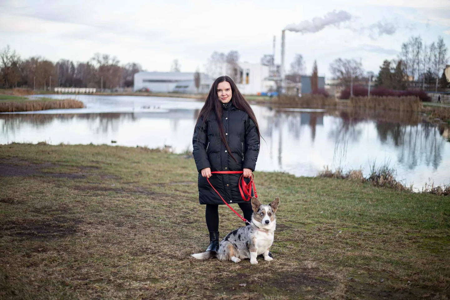Valgalanna Keili Ust võttis intervjuule turvatunde suurendamiseks kaasa ka oma neljajalgse sõbra Zoey, kes on Cardigani Walesi korgi tõugu.