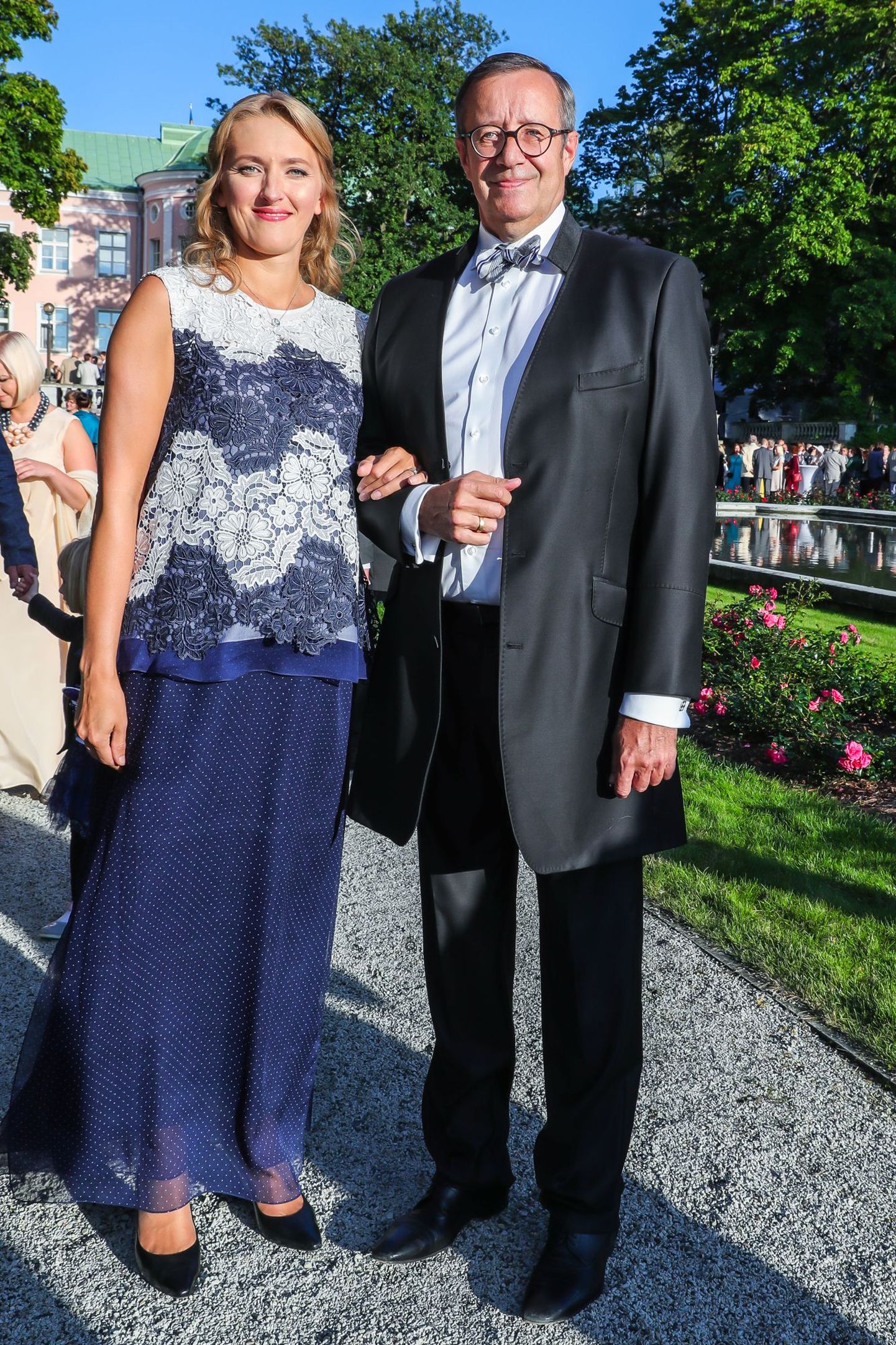 Presidendi vastuvõtt roosiaias.
Ieva Ilves ja Toomas-Hendrik Ilves. Ieva Ilvese pitsiline kleit oli lihtne, kuid stiilne.