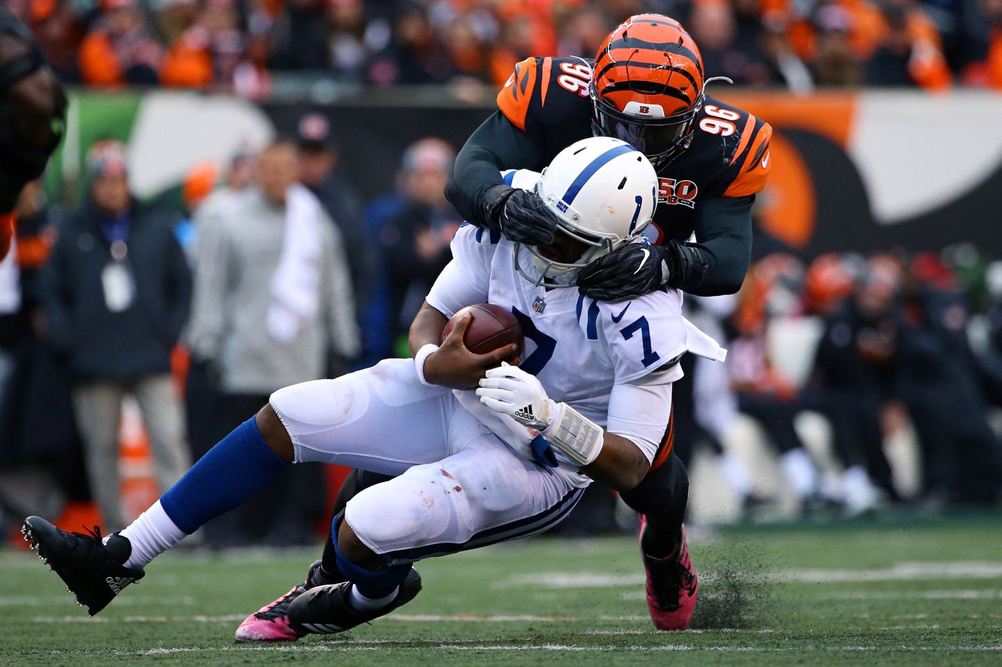 Indianapolis Coltsi ja Cincinnati Bengalsi kohtumine. Bengalsi kangelaseks tõusnud Carlos Dunlap (nr 96) on suutnud maha murda Coltsi mängujuhi Jacoby Brissetti.