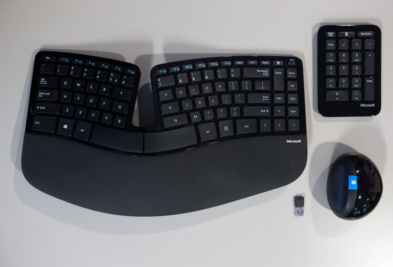 Microsoft Sculpt Ergonomic ehk ergonoomiline klaviatuur ja hiir ning eraldi numbriklahvistik.