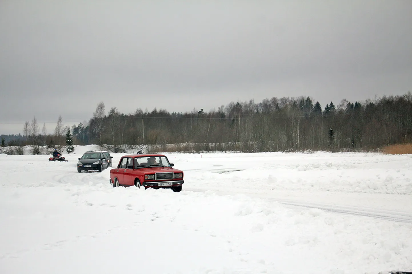 Kihli krossiraja kõrvale karjäärijääle mahtusid ära nii autod kui ka mootorrattad, samuti üks kart ja ATV.