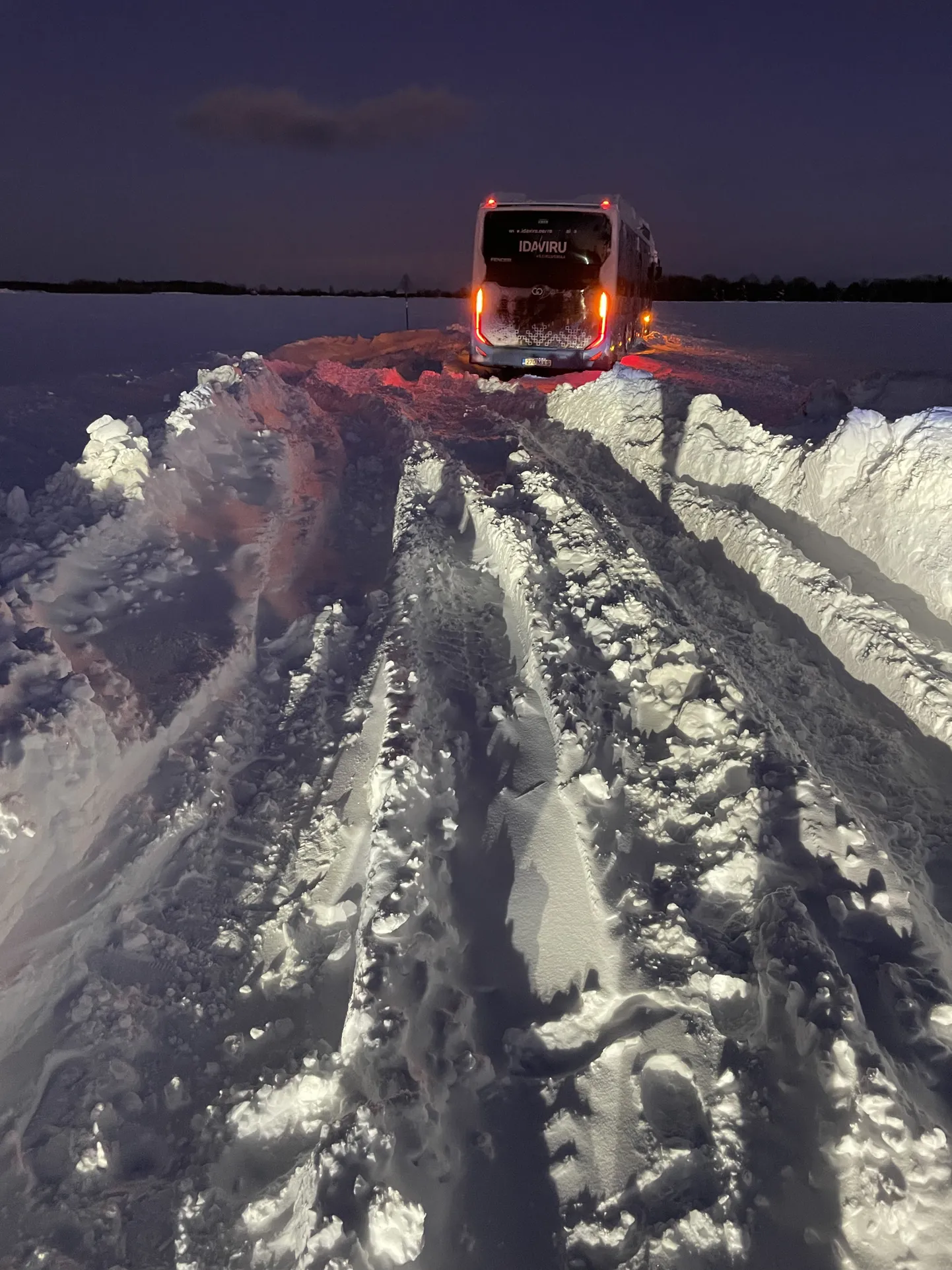Попавший на прошлой неделе в занос автобус.