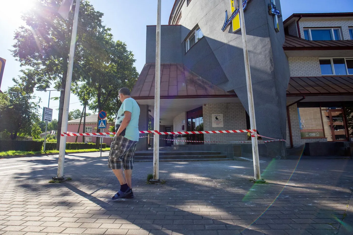 Eile hommikuks oli K-keskuse fassaadilt krohvitükke kõnniteele kukkunud, mistõttu tuli maja­esine lintidega piirata.