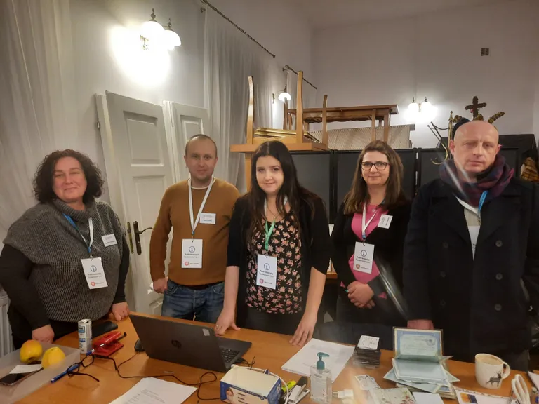 Süjapõgenikke abistamas on palju Poola vabatahtlikke ja rahvusvaheliste organisatsioonide esindajaid, kes annavad endast parima.