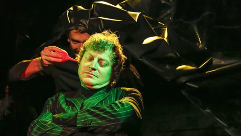 Aktieri Kaspars Zvīgulis un Normunds Laizāns izrādē "Hamlets" 