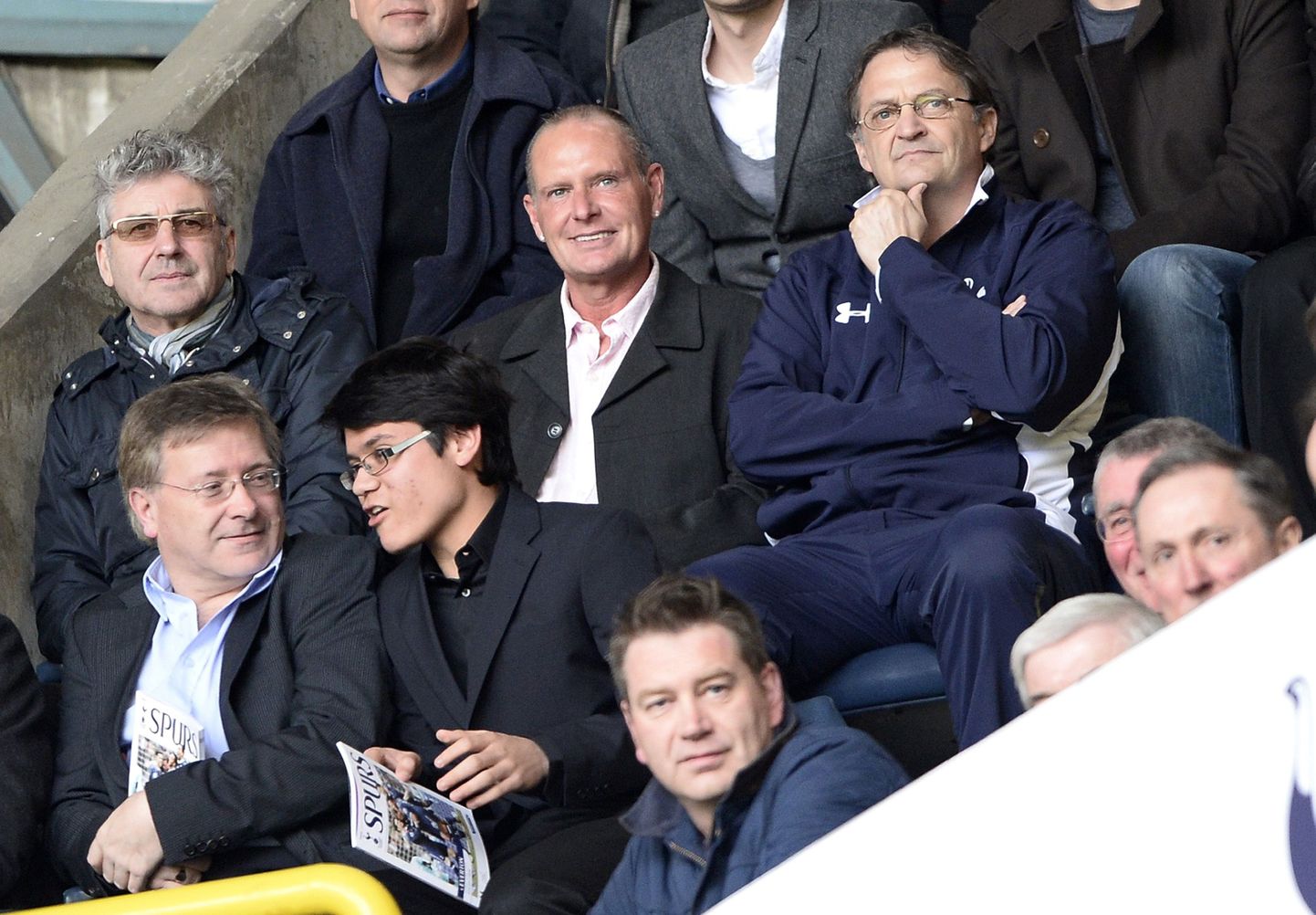 Paul Gascoigne (keskel) käis pärast võõrutusravilt naasmist oma endise koduklubi Tottenhami mängu vaatamas.